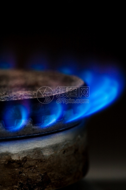 厨房用深蓝火焰燃烧煤气图片