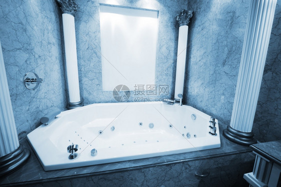 在大理石浴室的美丽大缸图片