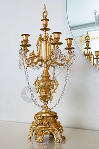 金色的烛台用镜子对着墙壁图片