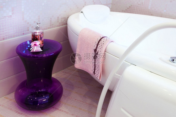 粉红色浴室的美丽大缸图片