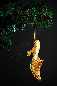 人造圣诞树上的金鞋图片