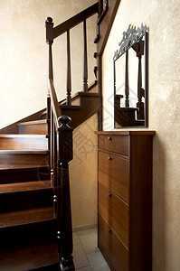 现代房子里的木楼梯和美丽镜子图片