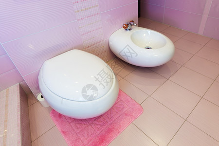 在一个美丽的粉红色浴室洗手间里图片