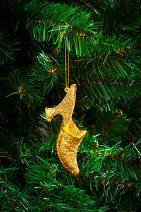 人造圣诞树上的金鞋图片