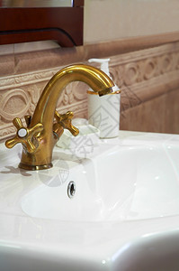 洗手间青铜的美丽水龙头图片