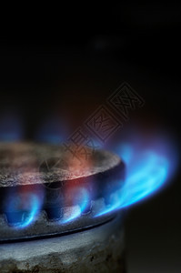 在现代厨房用深蓝火焰燃烧的煤气图片