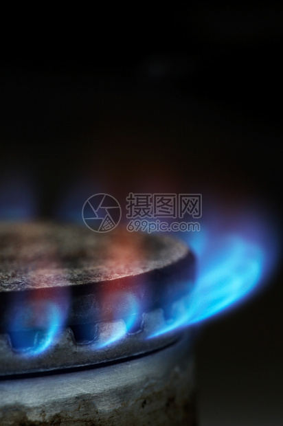 在现代厨房用深蓝火焰燃烧的煤气图片