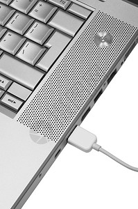 白色背景的现代笔记本电脑连接高清图片