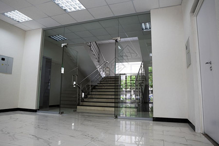 孟买豪宅玻璃门和大理石楼梯上的玻璃门背景