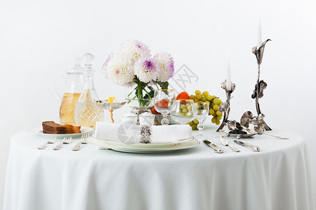 白色背景的餐盘和花朵图片