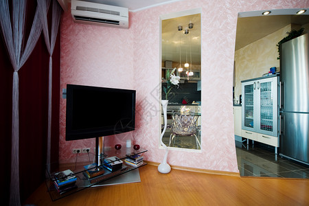 现代公寓的电视机和空调图片