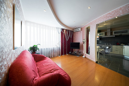 现代公寓里美丽的红色沙发图片