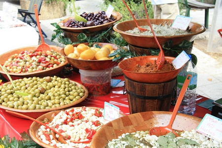 法国贝多因的当地市场有各种法国美食如橄榄胶条和柑橘大蒜图片
