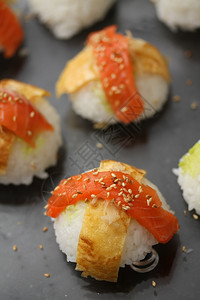 尼吉瑞寿司片大米配有鲑鱼或大虾配有芝麻种子图片