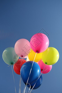 在天上飞的彩色气球图片