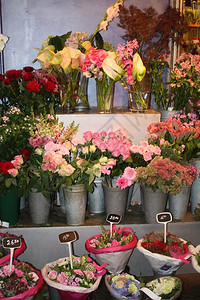 花店中不同的混合花束图片