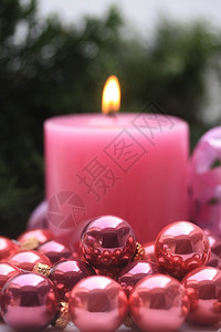 粉红蜡烛和一些的圣诞球图片