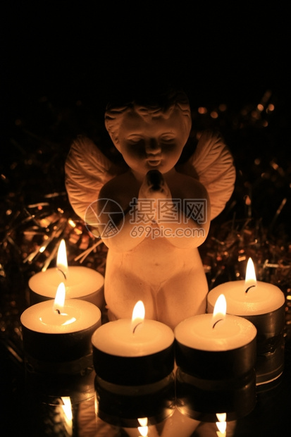 白天使在烛光下祷告图片