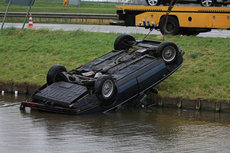 事故发生后汽车在水中降落图片