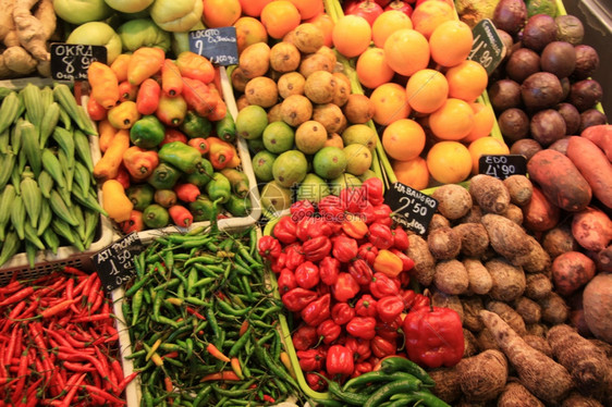 在西班牙市场上展示的胡椒和秋葵等蔬菜图片