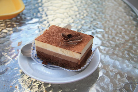 小盘子上一块巧克力蛋糕图片