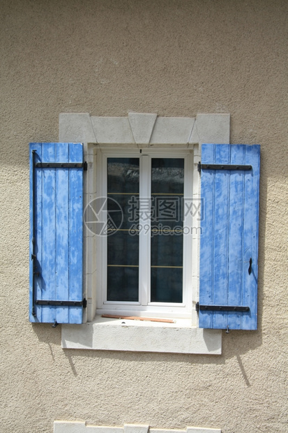 法国普罗旺斯一栋旧房子的窗户图片