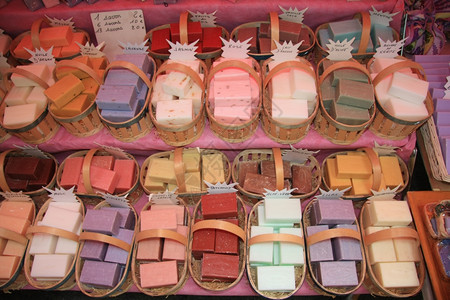 法国普罗旺斯市场篮子中各种肥皂条图片
