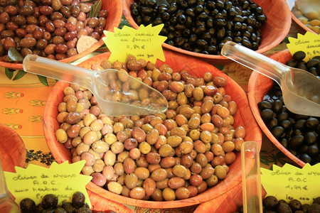 法国普罗旺斯市场不同种类的橄榄图片