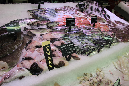 法国当地鱼市场上的鳟马加罗和山羊图片