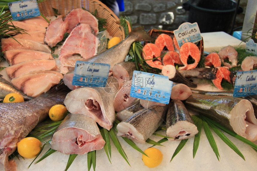 普罗旺斯当地鱼市上不同种类的鱼图片