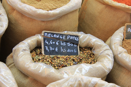 法国验证市场黄麻袋中的Herbes和香料图片