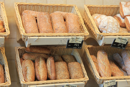 法国普罗旺斯当地市场典型的法国面包图片