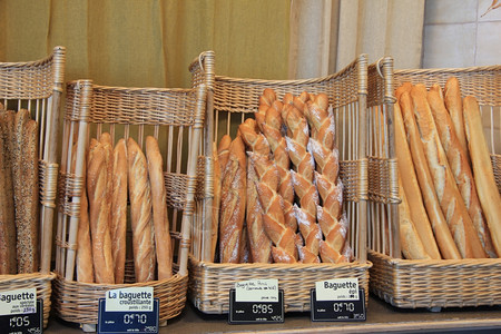 法国普罗旺斯当地市场典型的法国面包图片