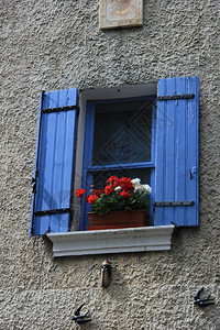 装有油漆木百叶窗的法式国风格窗口图片