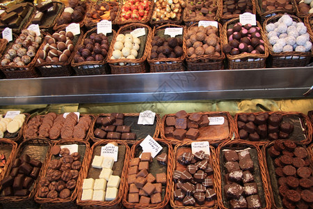 西班牙巴塞罗那市面上不同形状和颜色的巧克力图片