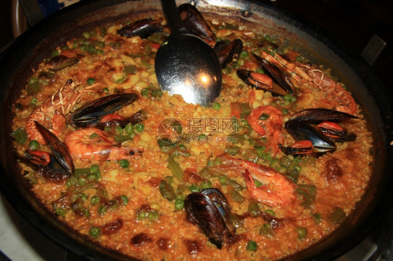 Paella西班牙传统的肉蔬菜和海产食品大餐图片