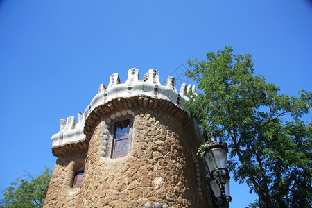 位于西班牙巴塞罗那著名公园ParkGuell入口处的大楼图片