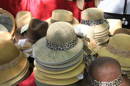 普罗旺斯的法国市场上帽子图片