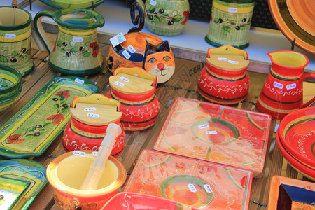 普罗旺斯市场手工制作的彩色陶器图片