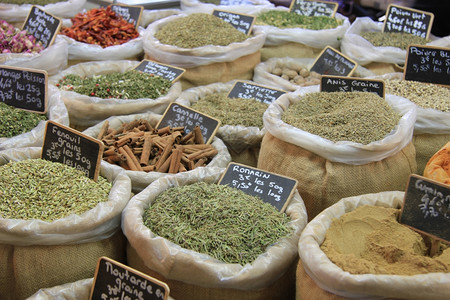 法国验证市场黄麻袋中的Herbes和香料图片