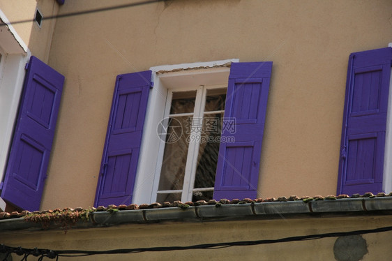 法国普罗旺斯一栋房子的窗图片