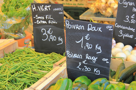 当地法国市场上各种新鲜蔬菜图片