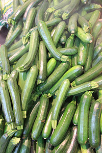 当地法国市场新绿色的Zucchini图片