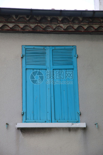 法国风格窗口有油漆的木百叶窗图片