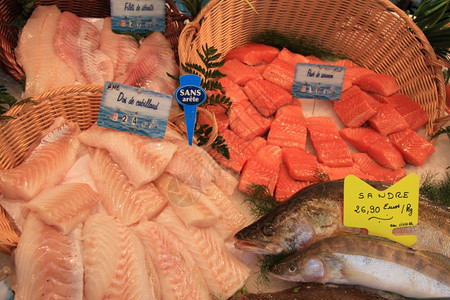 普罗旺斯当地鱼市上不同种类的鱼图片