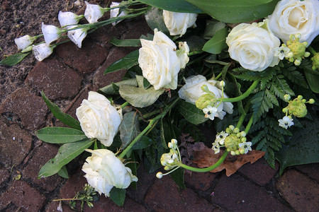 与白玫瑰和百合花的对等朵安排图片