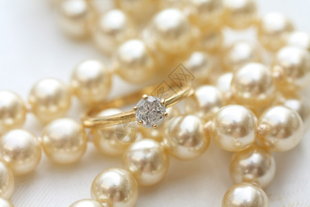 珍珠项链上的独白钻石铸造环图片