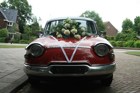 1962年的一辆法国旧车装饰着白色的带子丝和一束白玫瑰花图片