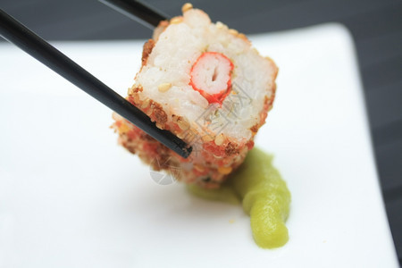 一片海藻种子寿司和一对筷图片