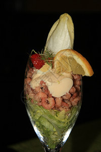 咸虾鸡尾酒和小型北海咸虾调味料和生菜图片